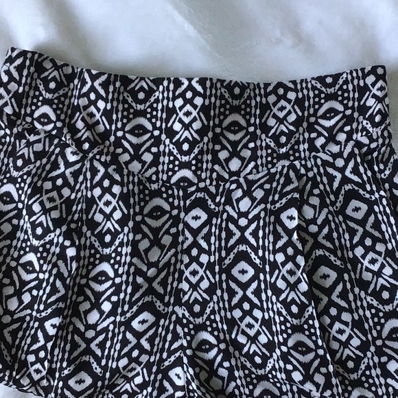 Kira Black/White Patterned Shorts - Picture 2 of 6